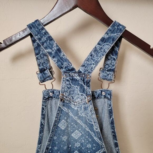 L.E.I. Printed Rolled Cuff Denim Short Overalls - Picture 8 of 14